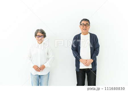 シニア　夫婦　仲良し 111680830