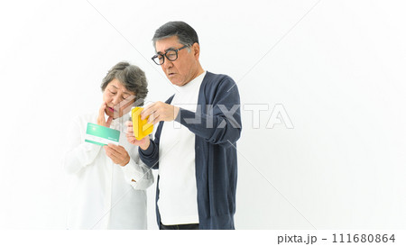 シニア夫婦　悩む　お金 111680864