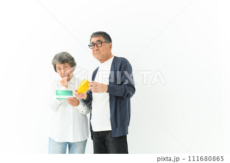 シニア夫婦 悩む お金 シニア夫婦 悩む お金 111680865