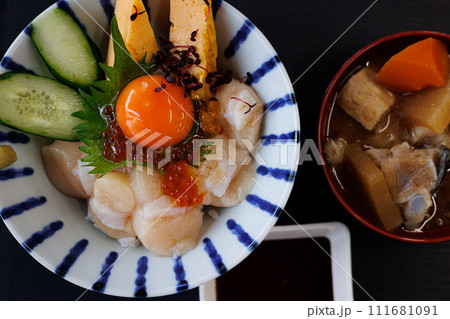 陸奥湾ほたての海鮮丼（青森県野辺地町） 111681091