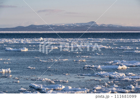 北方領土と押し寄せて流氷 111681099