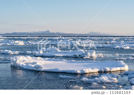 北方領土と押し寄せて流氷 111681103