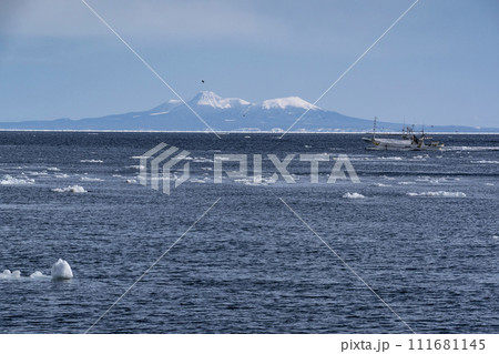 北方領土と押し寄せて流氷 北方領土と押し寄せて流氷 111681145