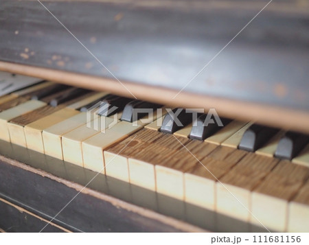 廃校の教室にある古いピアノの鍵盤（木製） 111681156