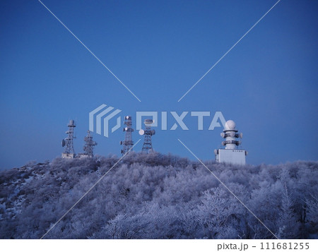 夜明け直前の電波塔群と霧氷を纏った木々 夜明け直前の電波塔群と霧氷を纏った木々 111681255