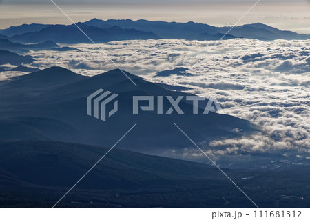 富士山・宝永山から見る朝の雲海と丹沢の山並み 111681312