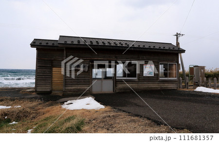 北の海辺の鉄道駅舎 111681357