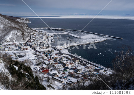 羅臼展望台から国後島望む 111681398