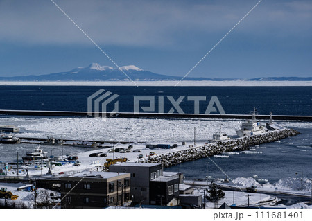 羅臼展望台から国後島望む 111681401