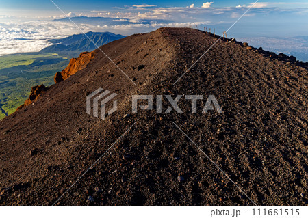 富士山・宝永山稜線から見る朝の愛鷹山・伊豆の山並み 富士山・宝永山稜線から見る朝の愛鷹山・伊豆の山並み 111681515