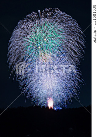 日本の夏の風物詩 打ち上げ花火(熊谷花火大会) 日本の夏の風物詩 打ち上げ花火(熊谷花火大会) 111681639