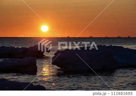 野付半島の流氷と日の出 111681693