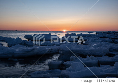 野付半島の流氷と日の出 111681698