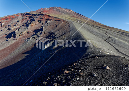 宝永山から見る朝の富士山山頂 111681699