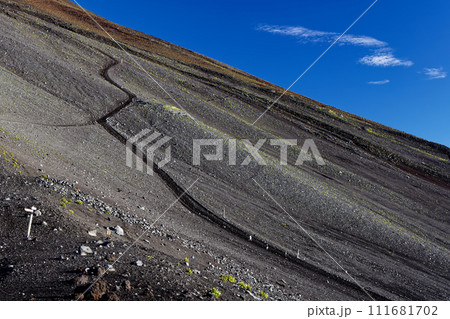 富士山・宝永山稜線から見る御殿場登山道 富士山・宝永山稜線から見る御殿場登山道 111681702