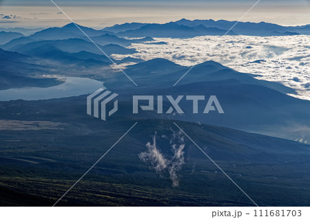 富士山・宝永山稜線から見る山中湖・丹沢の山並み 111681703