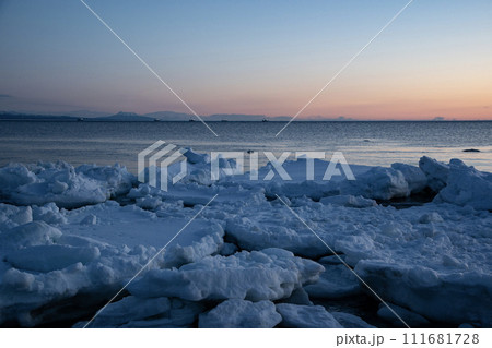 野付半島の流氷と日の出 111681728