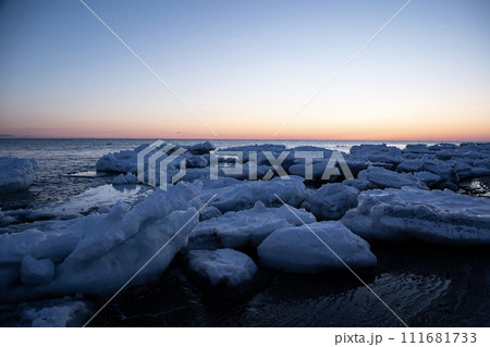 野付半島の流氷と日の出 野付半島の流氷と日の出 111681733