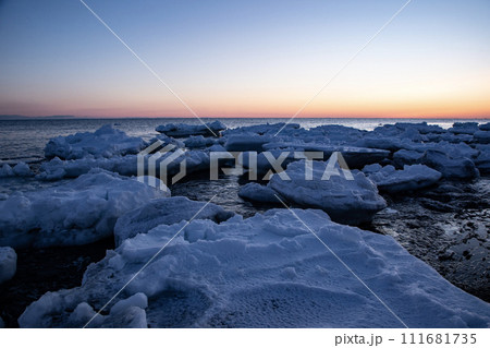 野付半島の流氷と日の出 111681735