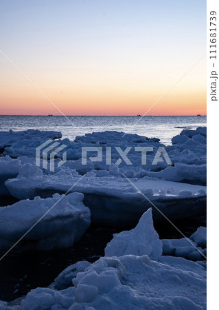 野付半島の流氷と日の出 野付半島の流氷と日の出 111681739