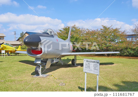 福岡県航空自衛隊芦屋基地の航空祭地上展示のFー86全天候戦闘機 111681767