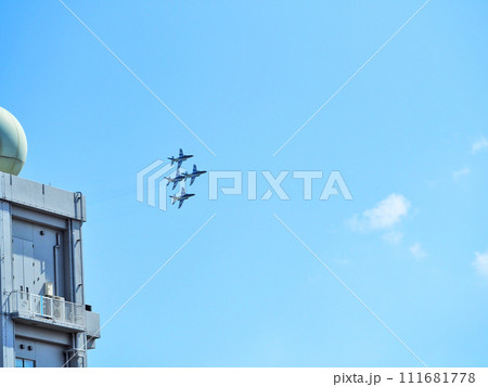 福岡県航空自衛隊芦屋基地航空祭で展示飛行するブルーインパルス 111681778