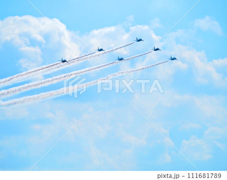 福岡県航空自衛隊芦屋基地航空祭で展示飛行するブルーインパルス 111681789