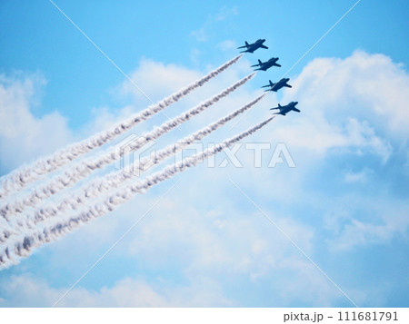 福岡県航空自衛隊芦屋基地航空祭で展示飛行するブルーインパルス 111681791