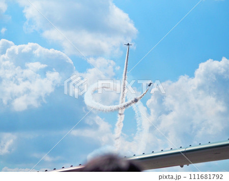 福岡県航空自衛隊芦屋基地航空祭で展示飛行するブルーインパルス 111681792