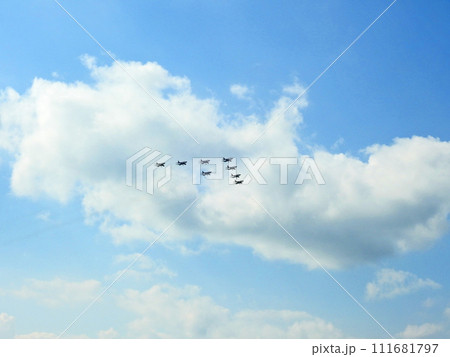 福岡県航空自衛隊芦屋基地航空祭で展示飛行するT-4訓練機 福岡県航空自衛隊芦屋基地航空祭で展示飛行するT-4訓練機 111681797