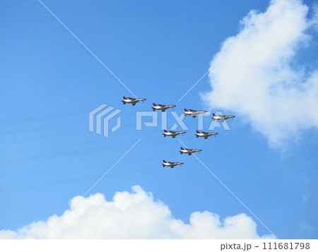 福岡県航空自衛隊芦屋基地航空祭で展示飛行するT-4訓練機 福岡県航空自衛隊芦屋基地航空祭で展示飛行するT-4訓練機 111681798