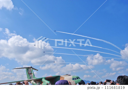 福岡県航空自衛隊芦屋基地航空祭で展示飛行するブルーインパルス 111681819