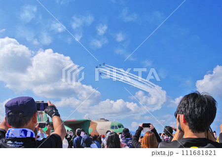 福岡県航空自衛隊芦屋基地航空祭で展示飛行するブルーインパルス 福岡県航空自衛隊芦屋基地航空祭で展示飛行するブルーインパルス 111681821