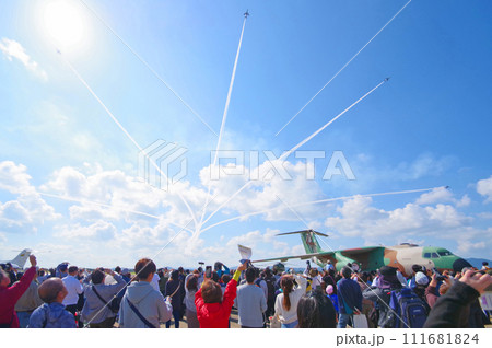 福岡県航空自衛隊芦屋基地航空祭で展示飛行するブルーインパルス 111681824