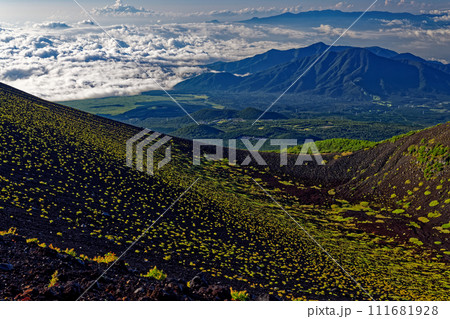 富士山・宝永火口から見る愛鷹山と伊豆の山並み 111681928