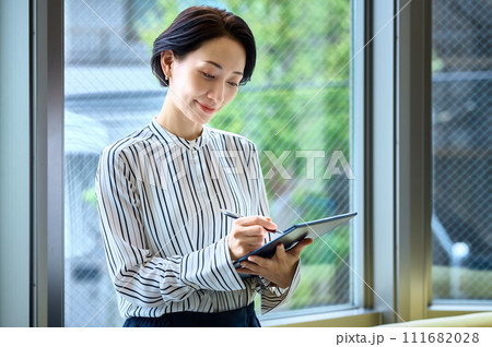 クリップボードを持つビジネスウーマン 111682028