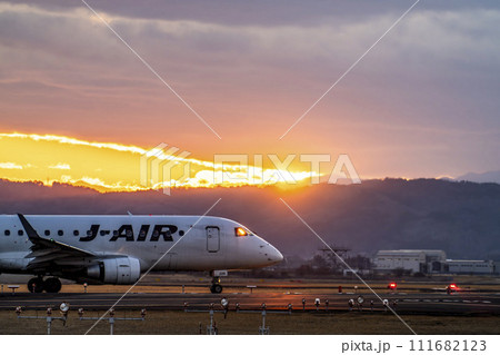 夕暮れの仙台空港 離陸中の飛行機 宮城県名取市 夕暮れの仙台空港 離陸中の飛行機 宮城県名取市 111682123