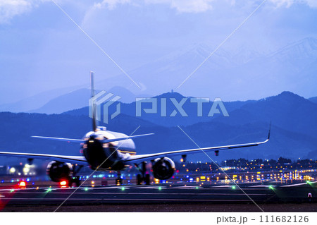 夕暮れの仙台空港 離陸中の飛行機 宮城県名取市 夕暮れの仙台空港 離陸中の飛行機 宮城県名取市 111682126