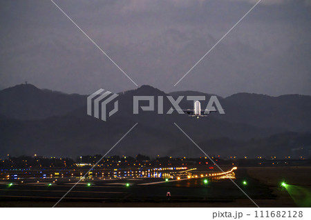 夕暮れの仙台空港 離陸中の飛行機 宮城県名取市 夕暮れの仙台空港 離陸中の飛行機 宮城県名取市 111682128