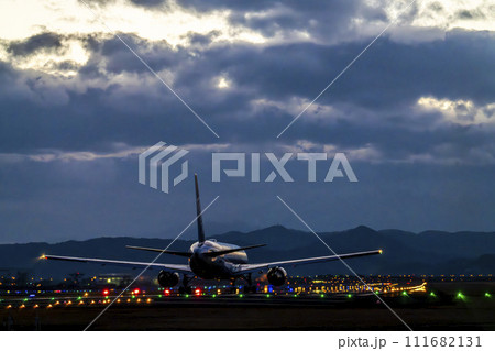 夕暮れの仙台空港　離陸中の飛行機　宮城県名取市 111682131