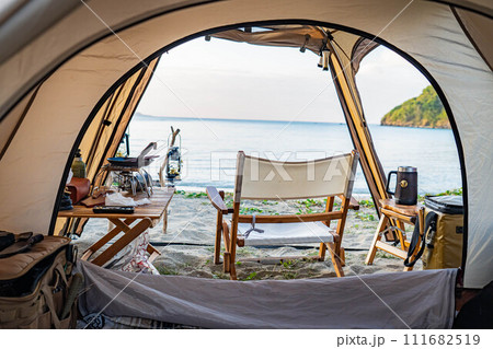 テント内 レジャー 海 キャンプ ソロキャンプ テント内 111682519