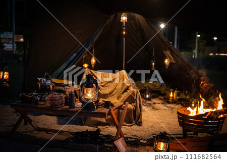 夜キャンプ テント内 ランプ ランタン 神秘的 灯り 111682564