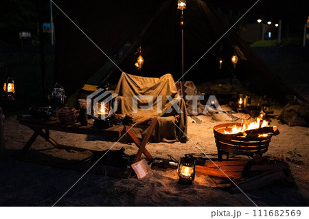 夜キャンプ テント内 ランプ ランタン 神秘的 灯り 焚き火 111682569