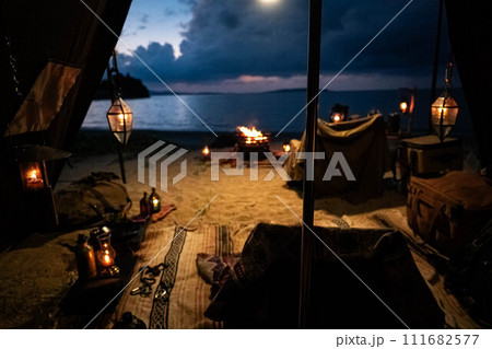 テント内 夜キャンプ 神秘的 ランタン ランプ 幻想的 灯り テント内 夜キャンプ 神秘的 ランタン ランプ 幻想的 灯り 111682577