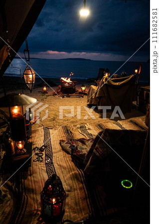 テント内 夜キャンプ 神秘的 ランタン ランプ 幻想的 灯り 111682581