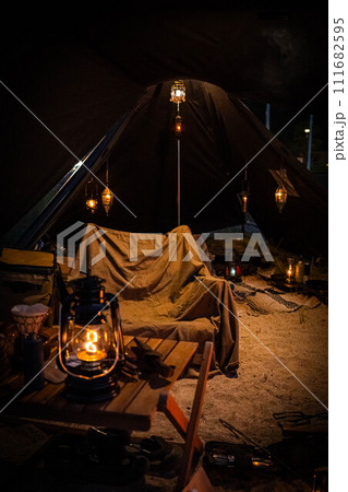 キャンプ場に設営されているタープ 111682595