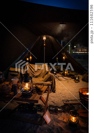 夜のキャンプ場に設営されたテント 111682596