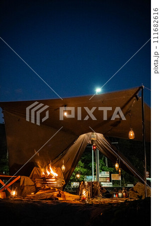 テントレイアウト 夜キャンプ ランプ 外 ランタン 焚き火 テントレイアウト 夜キャンプ ランプ 外 ランタン 焚き火 111682616
