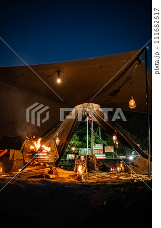 テントレイアウト 夜キャンプ ランプ 外 ランタン 焚き火  111682617