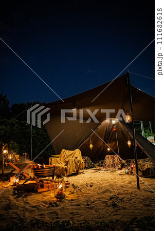 テントレイアウト 夜キャンプ ランプ 外 ランタン 焚き火 テントレイアウト 夜キャンプ ランプ 外 ランタン 焚き火 111682618